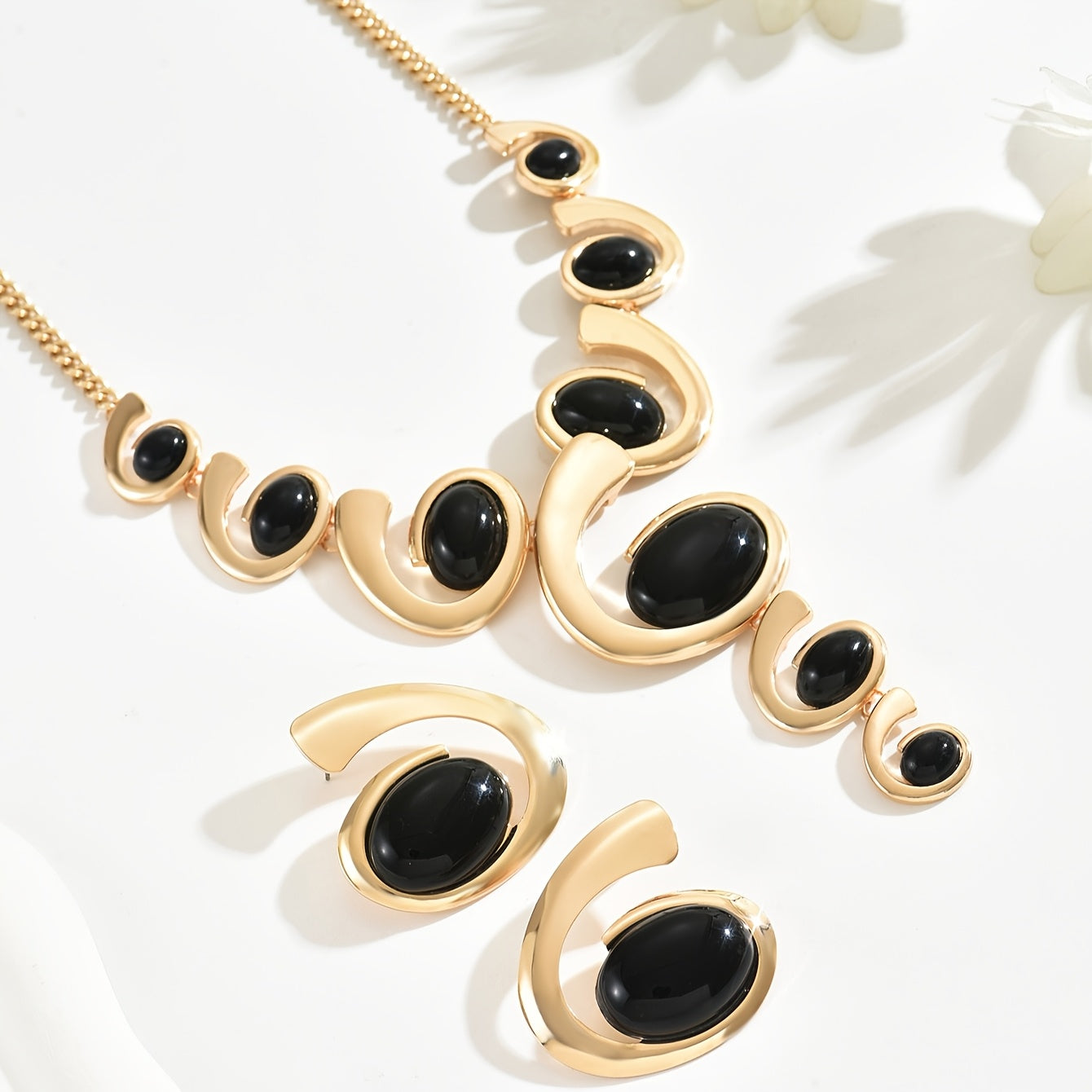A set of creative size arranged cochlear spiral Y-shaped necklaces for daily and banquet wear